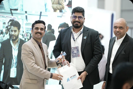 Traders discussing strategies at the My MAA Markets stand